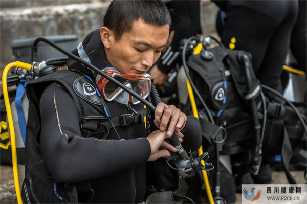 貴州43歲救援隊(duì)長(zhǎng)景區(qū)作業(yè)遇難:下水10分鐘后失聯(lián),疑遭遇暗流撞上硬物昏迷失去呼吸(圖1) 貴州43歲救援隊(duì)長(zhǎng)景區(qū)作業(yè)遇難:下水10分鐘后失聯(lián),疑遭遇暗流撞上硬物昏迷失去呼吸(圖1)