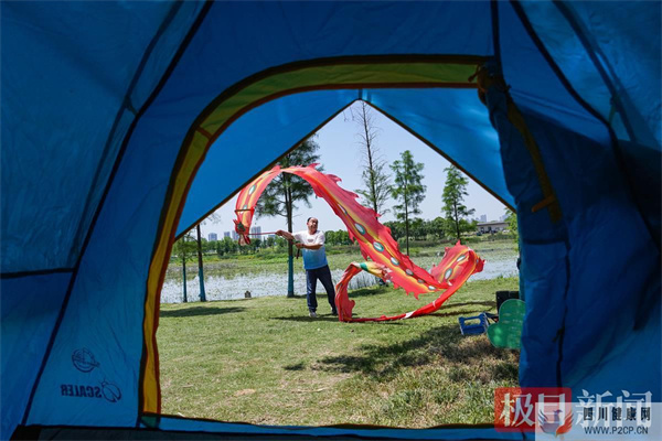 喝茶聊天,舞龍健身,市民享受假日好時(shí)光(圖1) 喝茶聊天,舞龍健身,市民享受假日好時(shí)光(圖1)