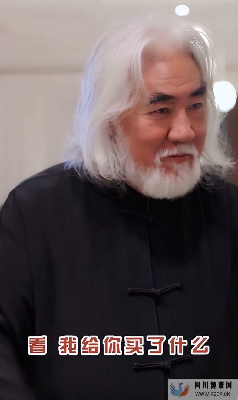 71歲張紀中送嬌妻禮物！親自戴項鏈好恩愛，嬌妻皮膚白嫩紗裙太透(圖1)