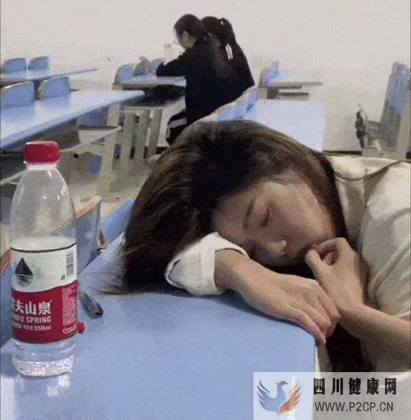 搞笑GIF趣圖：妹子，你絕對(duì)是忘了吃藥了(圖2)