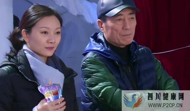 71歲張藝謀被妻女探班！陳婷皮膚光滑顯年輕，10歲女兒滑冰天賦高(圖1)