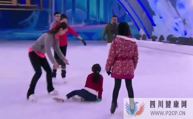 71歲張藝謀被妻女探班！陳婷皮膚光滑顯年輕，10歲女兒滑冰天賦高(圖3)