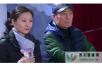 71歲張藝謀被妻女探班！陳婷皮膚光滑顯年輕，1